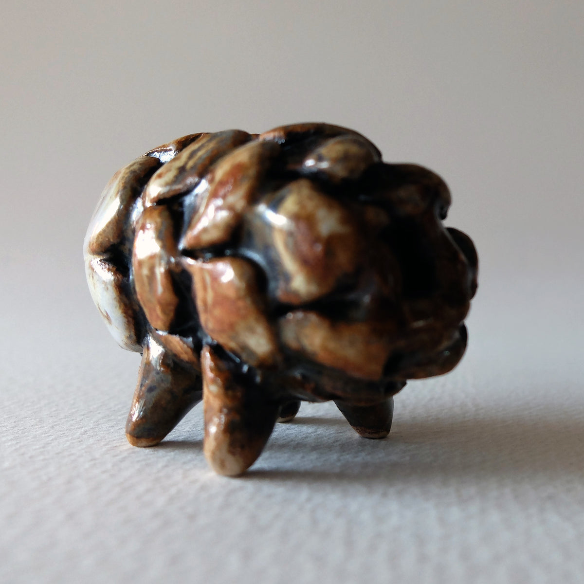 The Pinecone Hedgehog »Igel-Kotten« (#40) – Handcrafted Ceramic Figurine