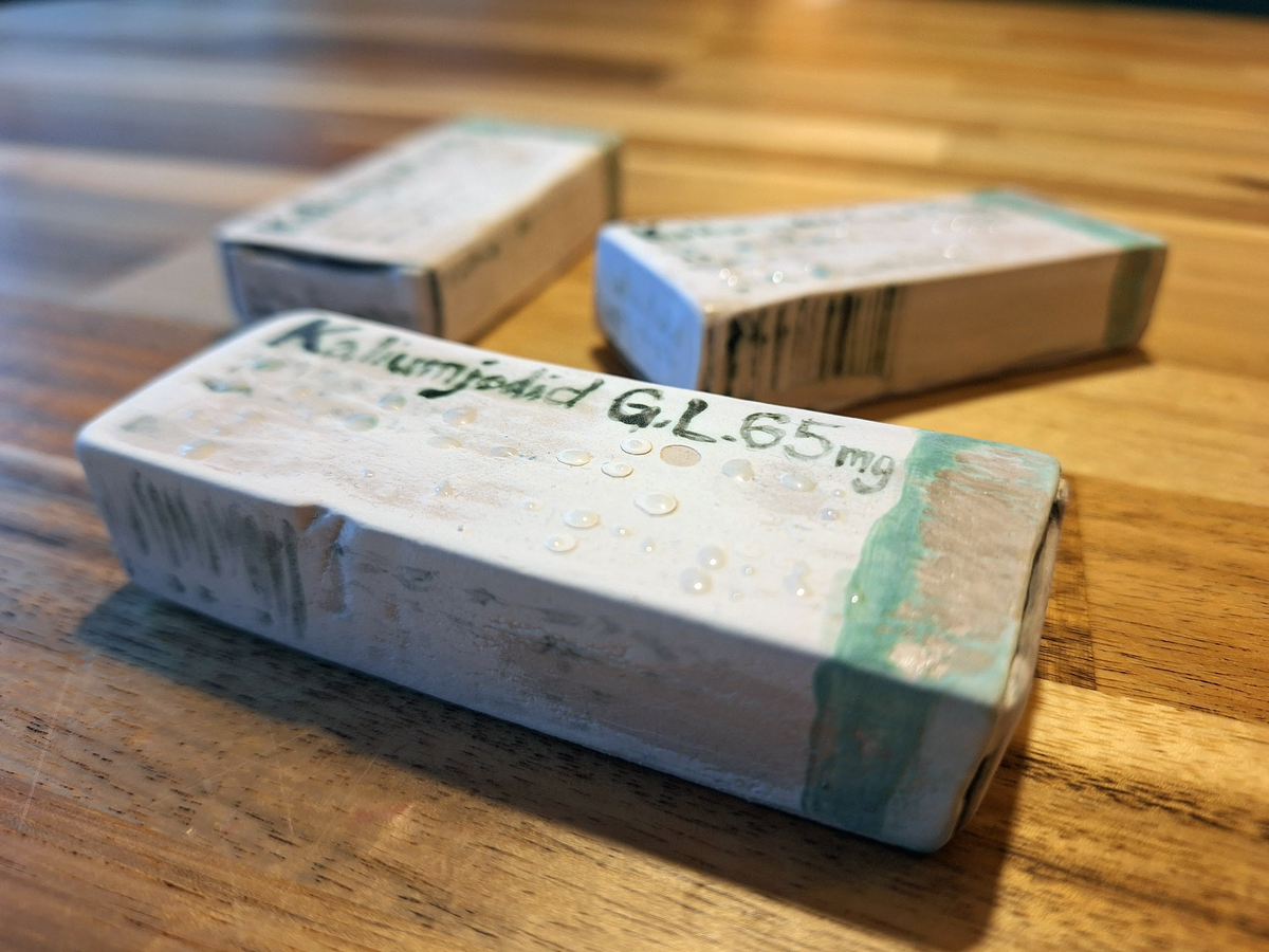 Talisman »Kaliumjodid 65mg« – Ceramic Pill Box Sculptures