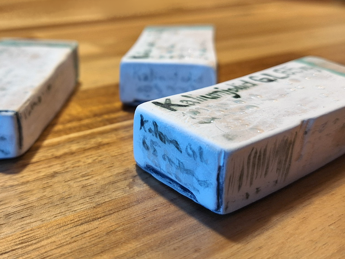 Talisman »Kaliumjodid 65mg« – Ceramic Pill Box Sculptures