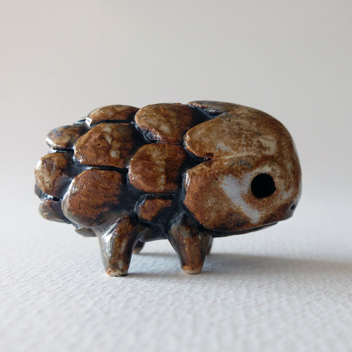 The Pinecone Hedgehog »Igel-Kotten« (#40) – Handcrafted Ceramic Figurine