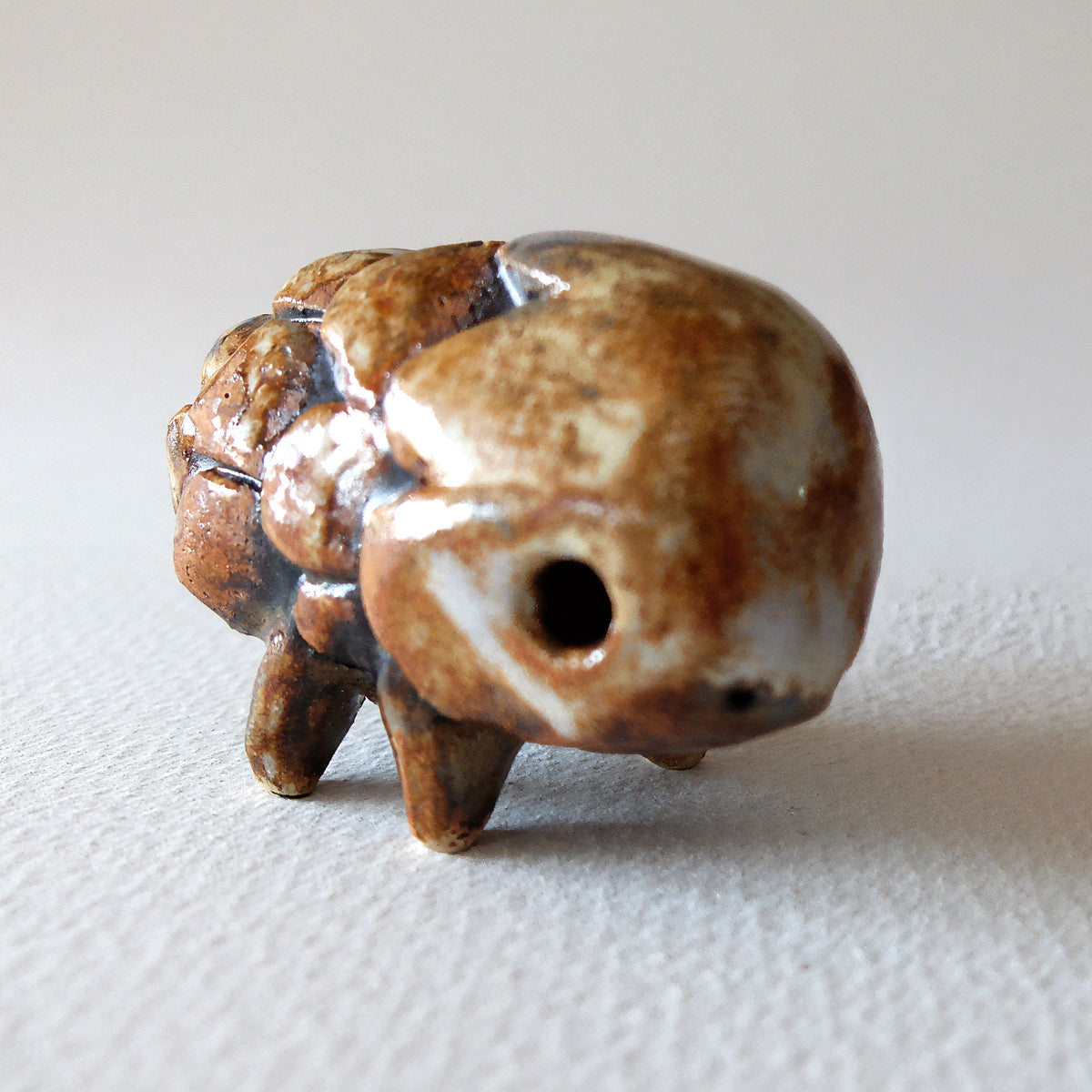The Pinecone Hedgehog »Igel-Kotten« (#40) – Handcrafted Ceramic Figurine
