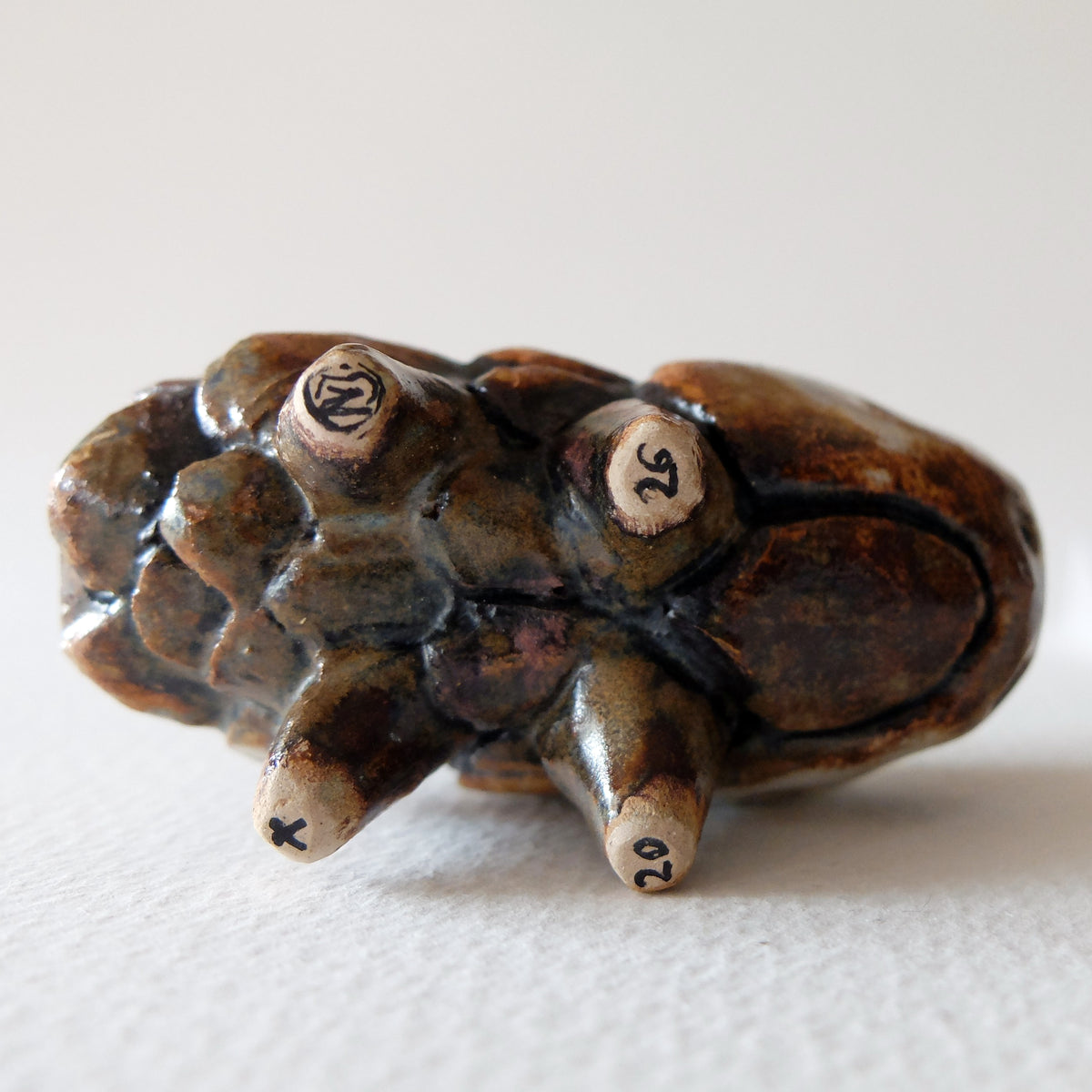 The Pinecone Hedgehog »Igel-Kotten« (#40) – Handcrafted Ceramic Figurine